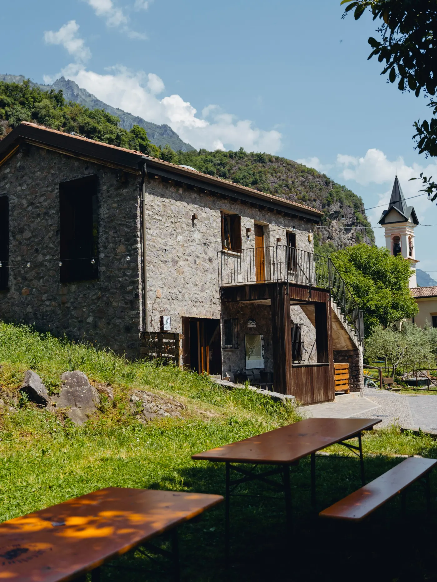 Il Capo di Lago Bistrot con le montagne della Valle Camonica sullo sfondo