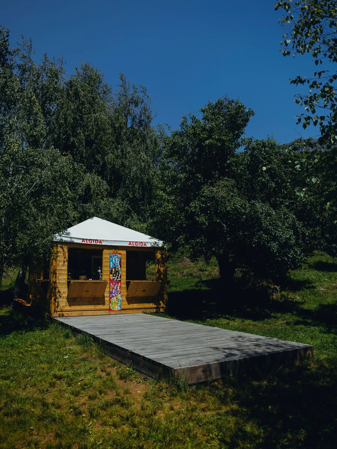 Il chiosco in legno nel prato lungo le rive del Lago Moro