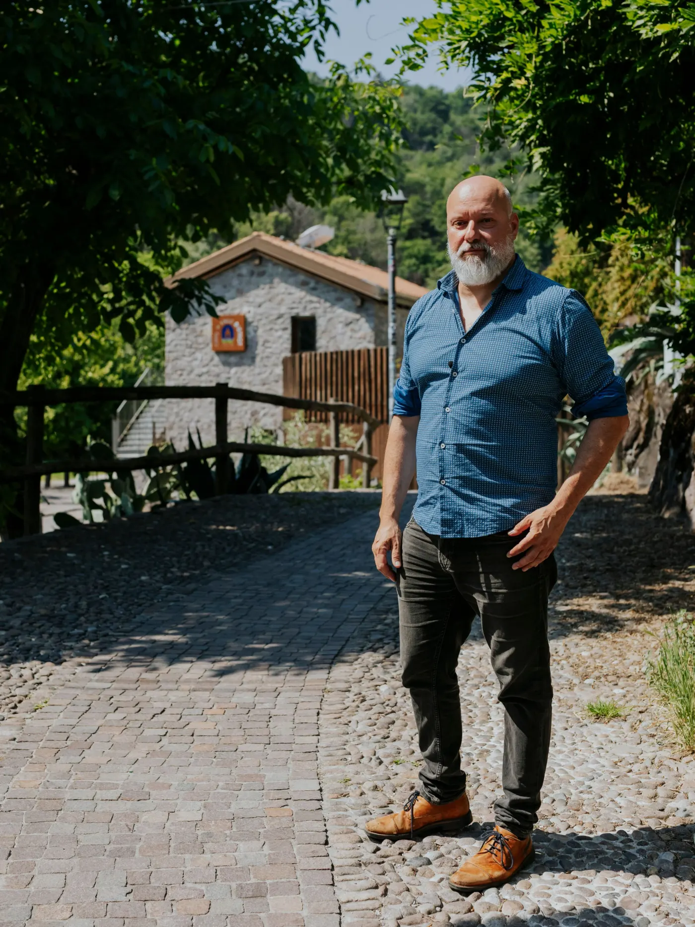 Il gestore del Capo di Lago Bistrot davanti al locale Il gestore del Capo di Lago Bistrot davanti al locale