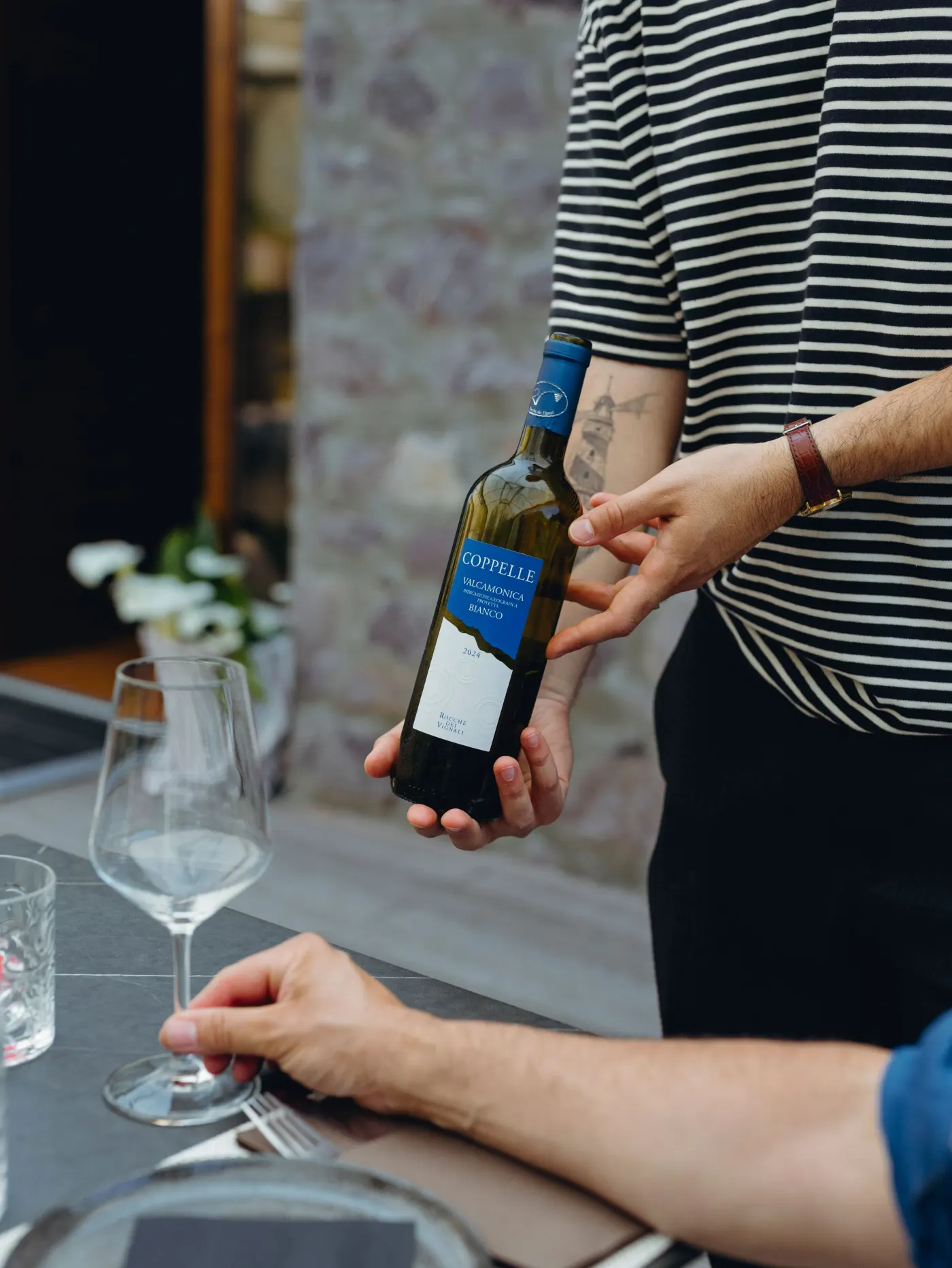 Servizio di vino della Valcamonica al bistrot